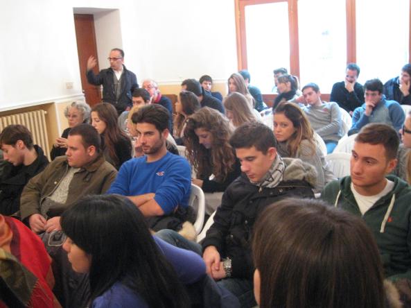 Intervento del dott. Massimo Saba durante un dibattito tra studenti e docenti.