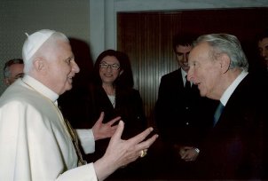 Il-Papa-a-colloquio-con-lartista-Demetrescu-
