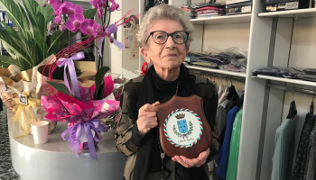 Nonna Aurica ha compiuto oggi 100 anni. Nella foto, con il Crest del Comune di Aprilia (LT).